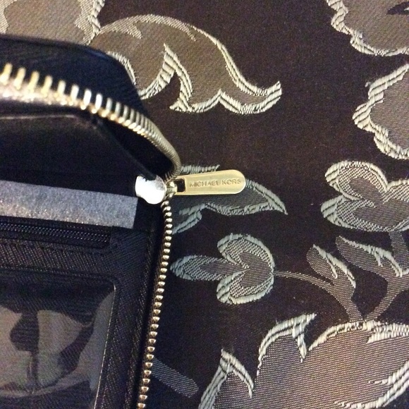 Authentic Michael Kors Jet Set Travel - Picture 5 of 6